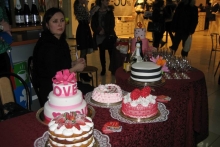 Признания в любви и соединение сердец, романтические фото и праздничные торты...